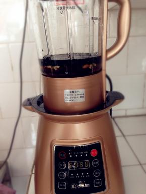 盖上盖子，将搅拌杯放在主机