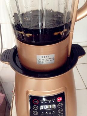 接通电源，点击开关键，点功能选择米糊，再按开关键，破壁机开始运作。