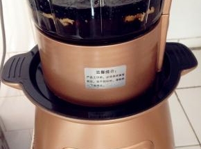 接通电源，点击开关键，点功能选择米糊，再按开关键，破壁机开始运作。