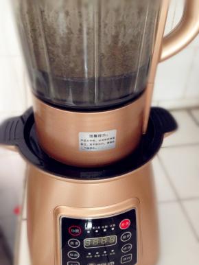 一边熬煮一边搅拌，用时差不多27分钟。运行结束之后，旋开小盖，加入冰糖，把小盖子重新旋转卡紧，再按点动几下，使冰糖更快溶解