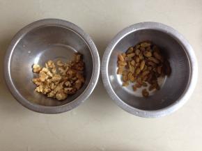 准备核桃仁碎，葡萄干用水泡软后，沥干水份备用