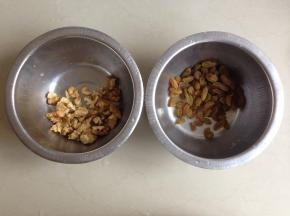 准备核桃仁碎，葡萄干用水泡软后，沥干水份备用