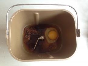 依次放入水、蛋液，对角放红糖和盐