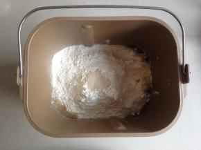 再加入奶粉、面粉、黄油和酵母