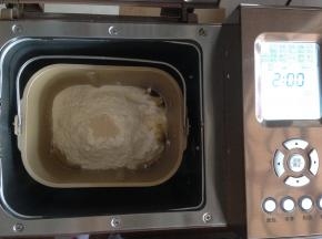将面包桶放到面包机内，选择标准面包程序，默认烧色中，重量选900克。总时间为2个小时