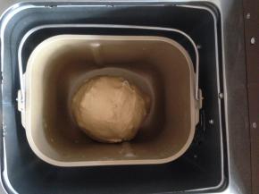 由于天气热，整个和面程序我都是将面包机盖打开的，在和面结束前几分钟将盖子盖上，因为添加了果料，会在和面结束前两三分钟，果料盒会自动打开，投放果料。图片是和好的面团