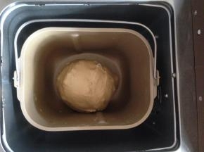 由于天气热，整个和面程序我都是将面包机盖打开的，在和面结束前几分钟将盖子盖上，因为添加了果料，会在和面结束前两三分钟，果料盒会自动打开，投放果料。图片是和好的面团
