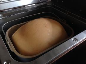 最后32分钟进入烘烤阶段，把湿布取出。烘烤完后，戴上隔热手套，将面包桶提出来，将面包侧倒在晾架上晾凉