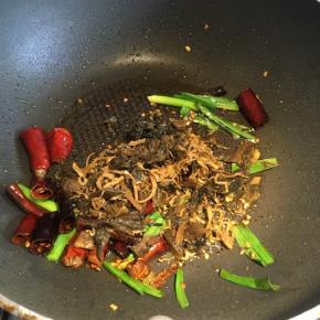 倒入盐酸菜翻炒