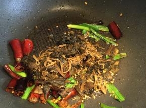 倒入盐酸菜翻炒