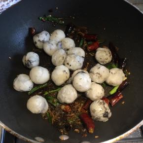 再倒入炸好的汤圆，翻炒，均匀撒上适量盐调味，翻炒均匀