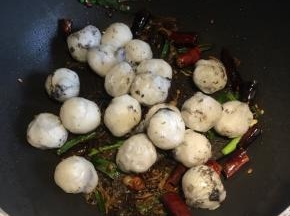 再倒入炸好的汤圆，翻炒，均匀撒上适量盐调味，翻炒均匀