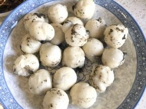 炸到汤圆有点流心熟了捞出沥油
