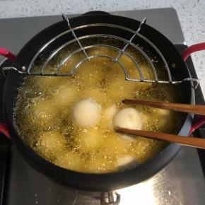 汤圆倒入油锅内，要不停翻，注意不要让汤圆粘在一起