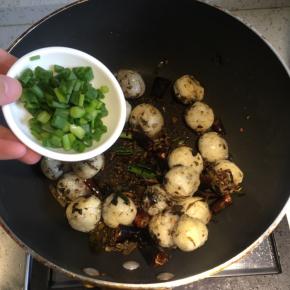 出锅前撒一点香葱，翻炒均匀即可出锅