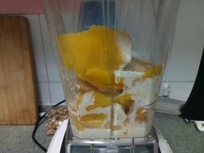 连同砂糖、淡奶油、蜂蜜、盐和柠檬汁一起放入料理机