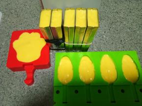 倒进模具里面，放入冰箱冷冻