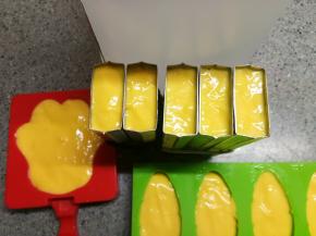 冷冻大概1.5到2个小时，趁还没冻硬，拿出来插上木棒，继续放入冰箱冷冻。半天差不多就冻硬了。吃的时候，硅胶模具直接脱模就好。金属模具，拿到水龙头下冲一下表面，就可以轻松取出冰糕了