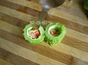 切成段状,用勺子挖去瓜釀