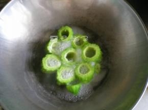 开水里边焯一下