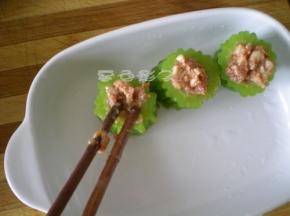 灌进苦瓜里边，多放一点