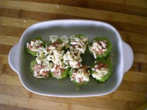 在做好的苦瓜上边放奶酪