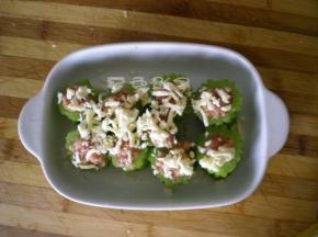 在做好的苦瓜上边放奶酪