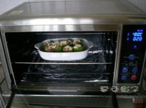 烤箱设置180度，上下火，时间20分钟，开启热风模式 放中层烤制