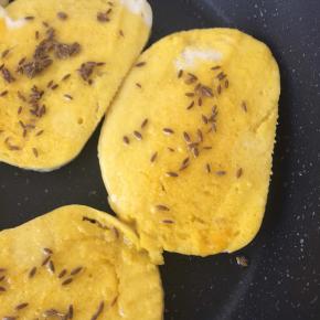 放入馒头片，撒孜然，刷油，下面好了以后，翻面，