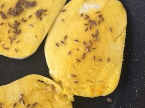 放入馒头片，撒孜然，刷油，下面好了以后，翻面，