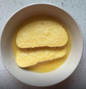 鸡蛋打散，加盐，然后将馒头片，放入其中，两面沾上蛋液