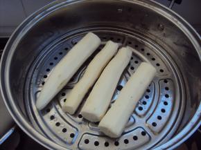 将山药削皮，不去粘液（因为粘液的营养价值最高），入蒸笼大火蒸熟