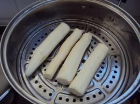 将山药削皮，不去粘液（因为粘液的营养价值最高），入蒸笼大火蒸熟