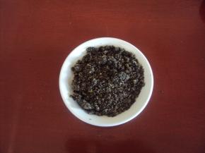 将葡萄干碎和芝麻拌匀备用