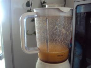 将苹果、橘子榨汁