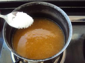 果汁中加入50克的白糖小火熬至浓稠，勾芡即成