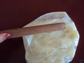 蒸熟的山药用擀面杖碾成泥