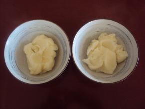 将山药泥一分为二，其中一份可适当少一些