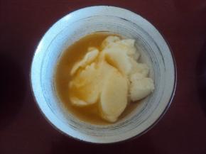 把熬好的果汁倒入少的一部分山药泥中