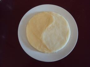 将原味的山药泥也码出另一半太极，然后上蒸锅大火蒸热