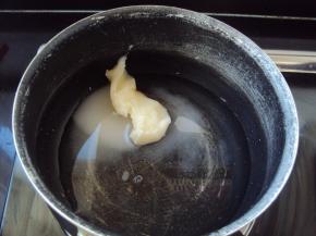 锅下适量清水，加入蜂蜜、白糖调匀，小火烧开