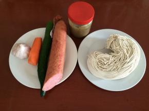准备食材：面条、麻酱、火腿、黄瓜、胡萝卜，花椒油是一次炸好装在瓶子里的，忘记拍了