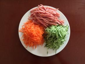 把黄瓜、胡萝卜、火腿分别切丝做菜码备用