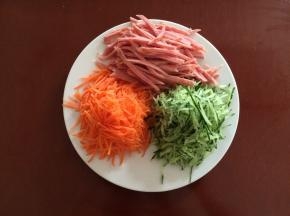 把黄瓜、胡萝卜、火腿分别切丝做菜码备用