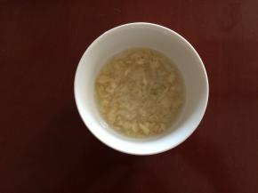 捣好的蒜里面放一些白水，激发蒜的香和辣，并放入精盐调味