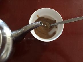 麻酱用开水稀释，水要分次加入