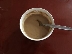 稀释好的麻酱里放盐调味