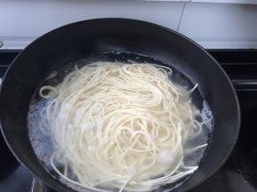 烧沸水，下入面条煮熟