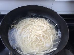 烧沸水，下入面条煮熟
