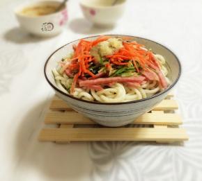 面条里放入各种菜码、花椒油、麻酱、蒜汁调均即可